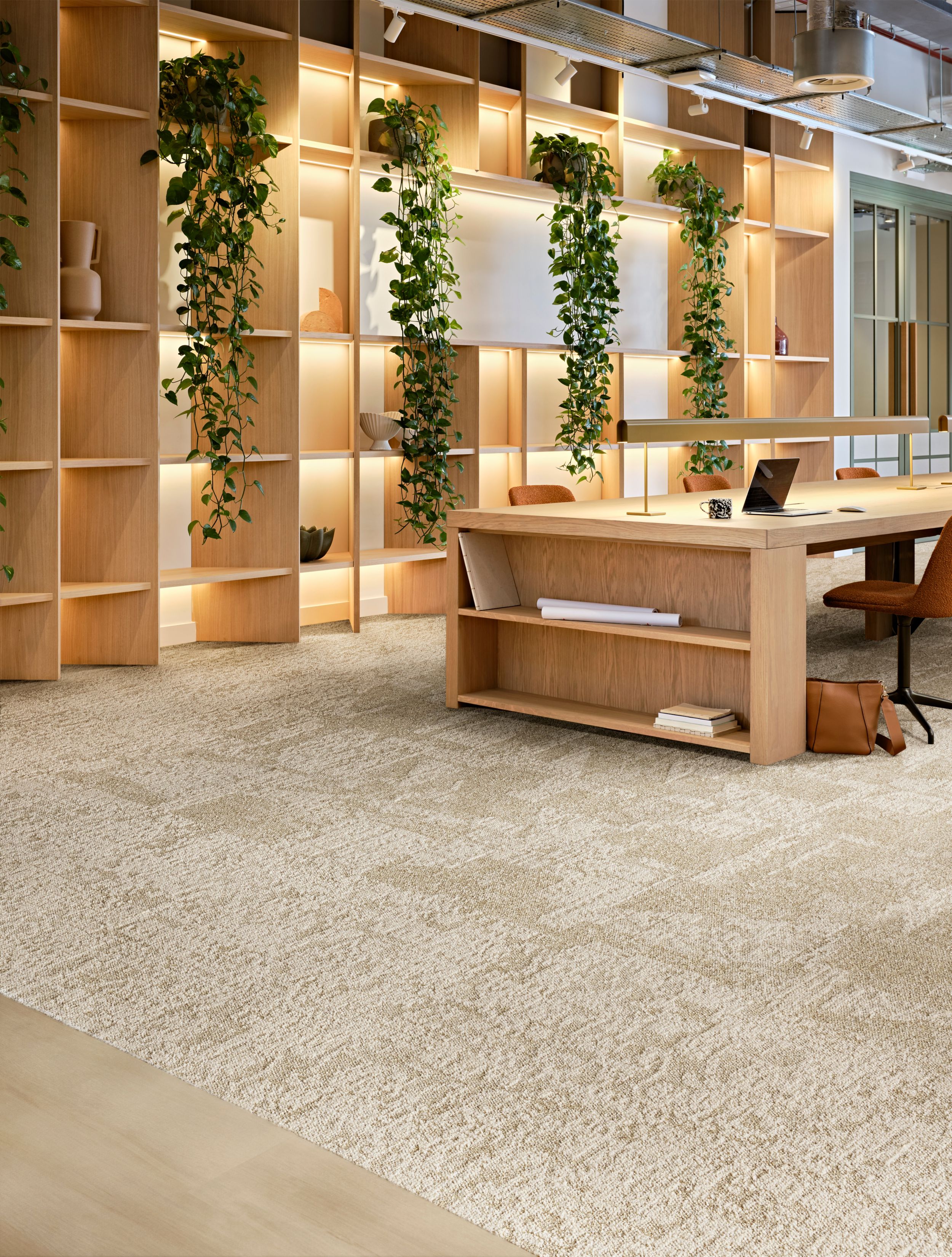 Interface In Motion and Shift Point carpet tile with Northern Grains plank LVT in open office Bildnummer 6